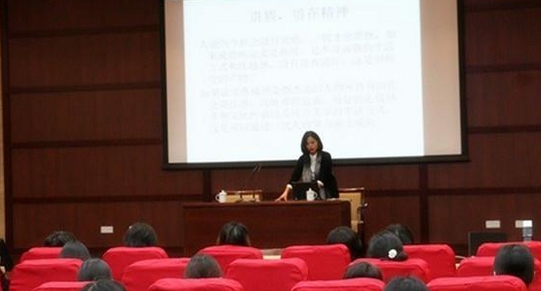 李艾青老师授课图片