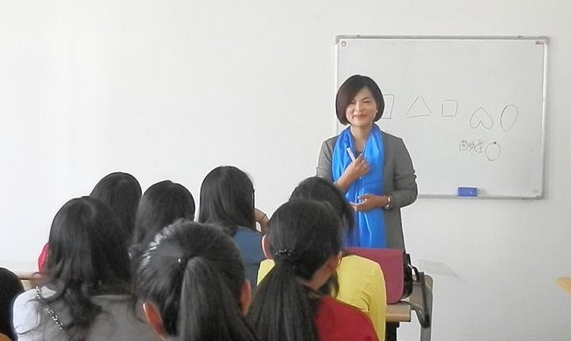 李艾青老师授课图片