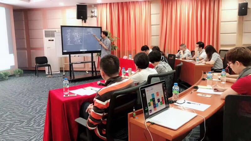 蔡元恒老师受邀于东莞南方学院给企业家进行《精益化管理》培训